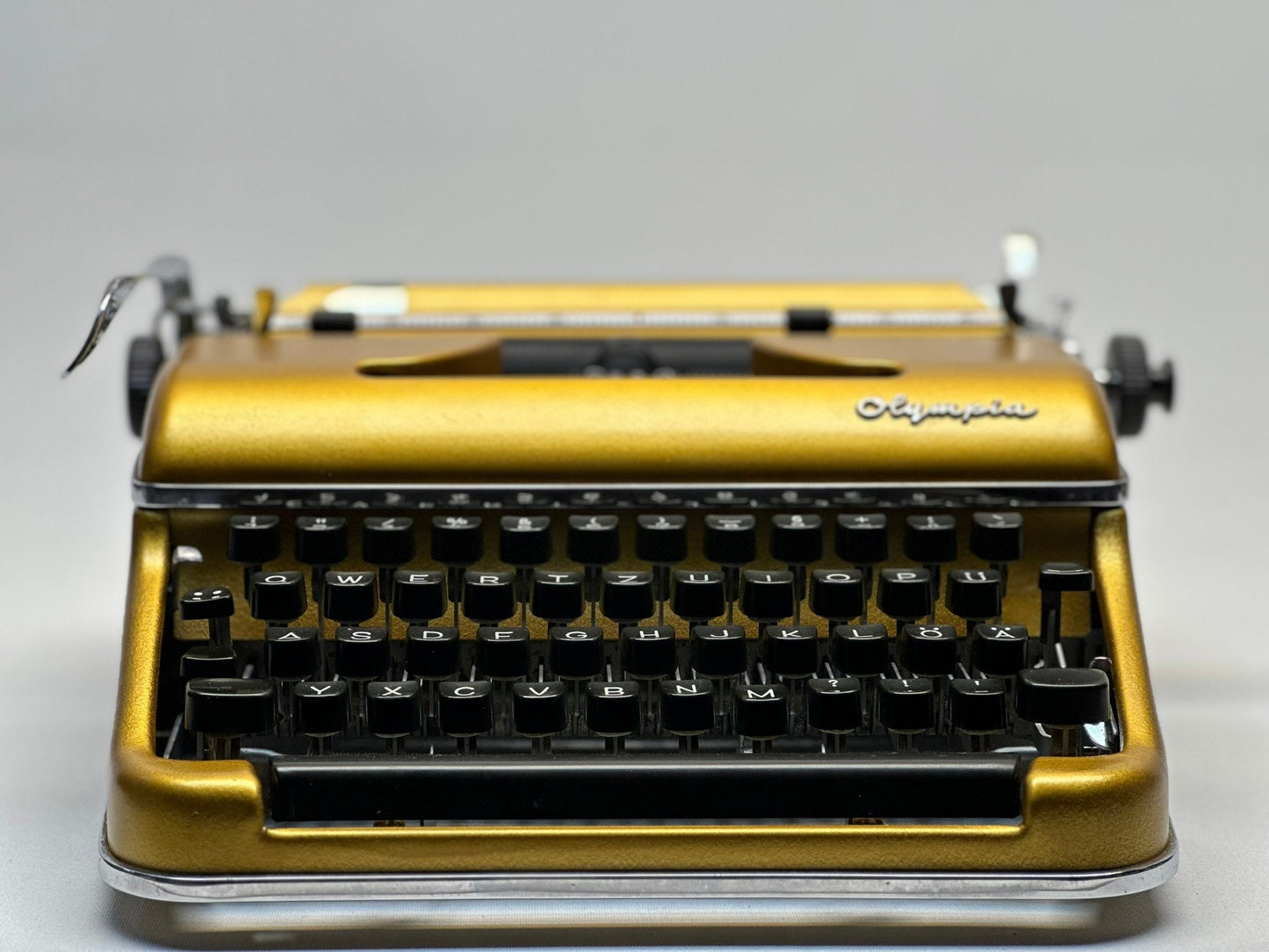 Gold Olympia SM3/SM4 Typewriter - Vintage 1955 Model in Luxurious Condition | Collectible and Functional