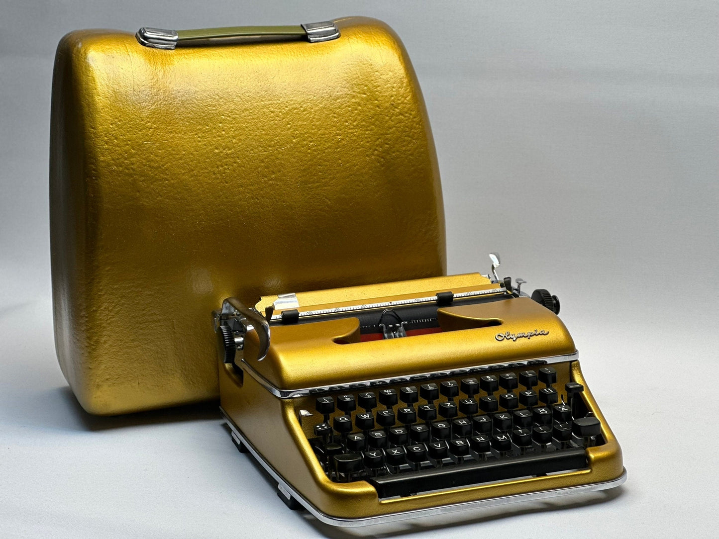 Gold Olympia SM3/SM4 Typewriter - Vintage 1955 Model in Luxurious Condition | Collectible and Functional