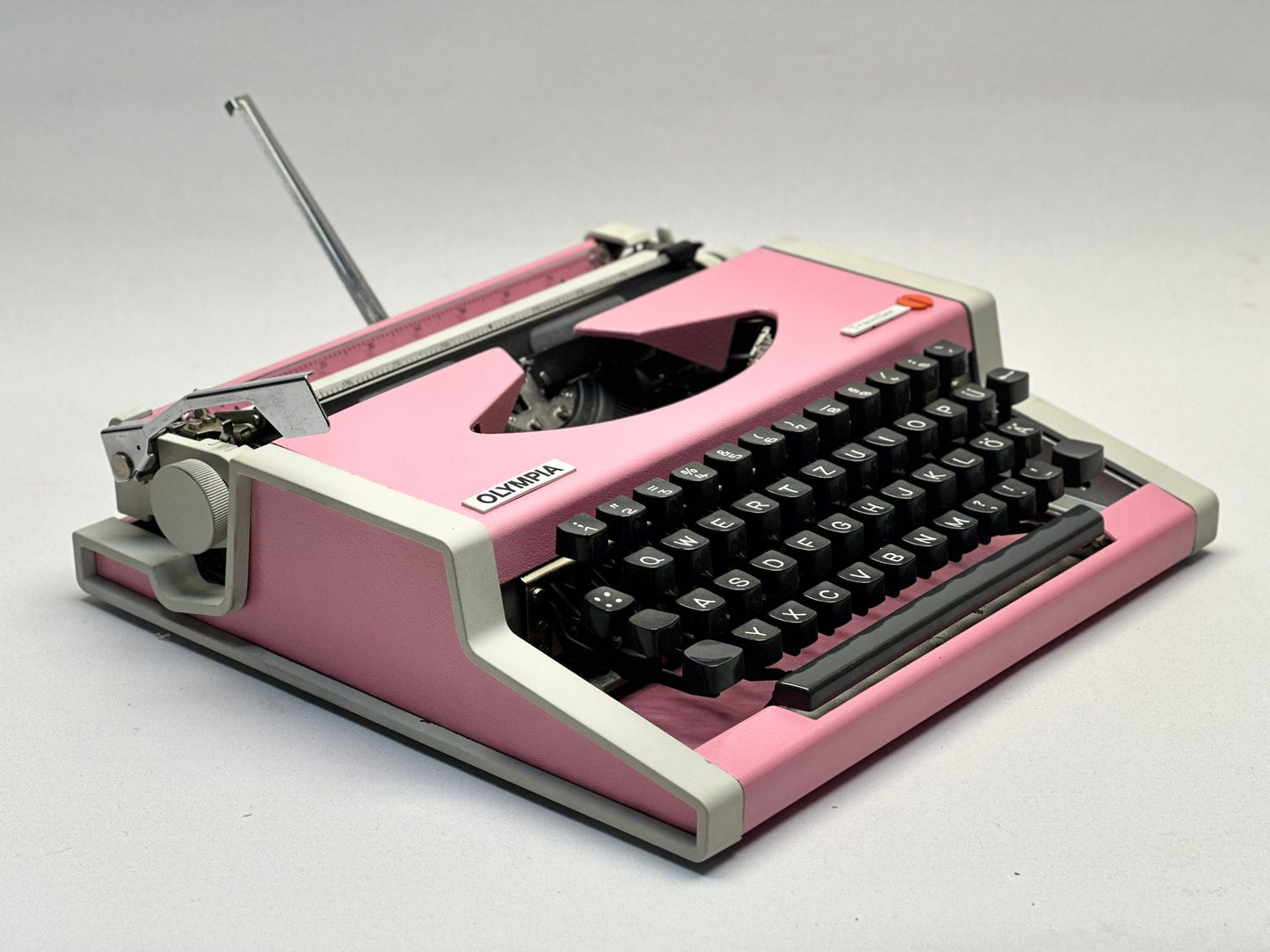 RARE! Olympia Traveller Typewriter - Vintage 1955 Model in Pretty Pink with QWERTZ Layout