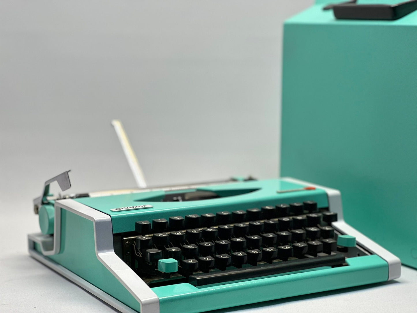 Olympia Traveller Typewriter - Vintage 1965 Edition in Turquoise with Matching Standard Bag, Fusion of Timeless Aesthetics and Functionality