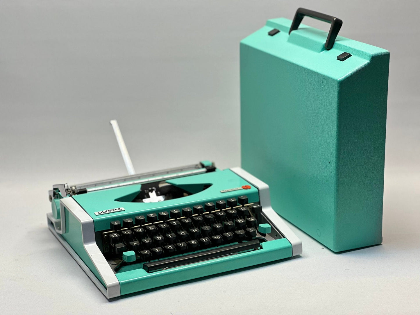 Olympia Traveller Typewriter - Vintage 1965 Edition in Turquoise with Matching Standard Bag, Fusion of Timeless Aesthetics and Functionality