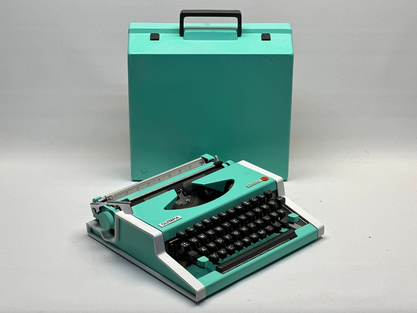 Olympia Traveller Typewriter - Vintage 1965 Edition in Turquoise with Matching Standard Bag, Fusion of Timeless Aesthetics and Functionality