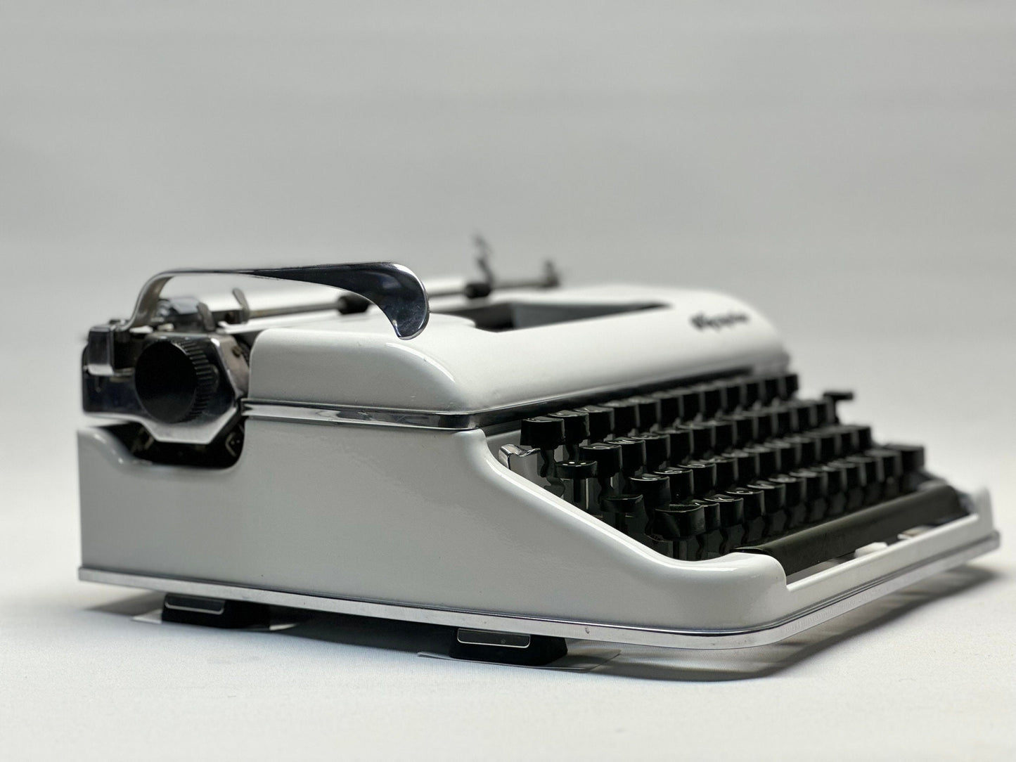 Antique Olympia SM3 Typewriter (1955) | Professionally Painted White| Fully Serviced & Working | Vintage Manual Typewriter with Wooden Crate