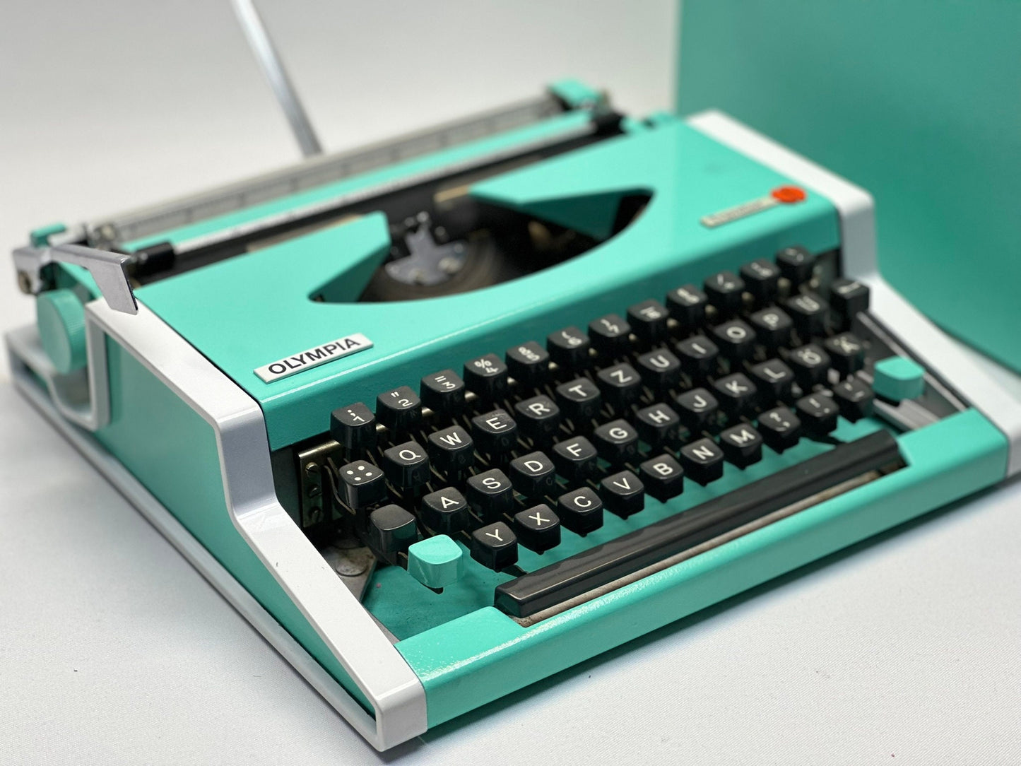 Olympia Traveller Typewriter - Vintage 1965 Edition in Turquoise with Matching Standard Bag, Fusion of Timeless Aesthetics and Functionality