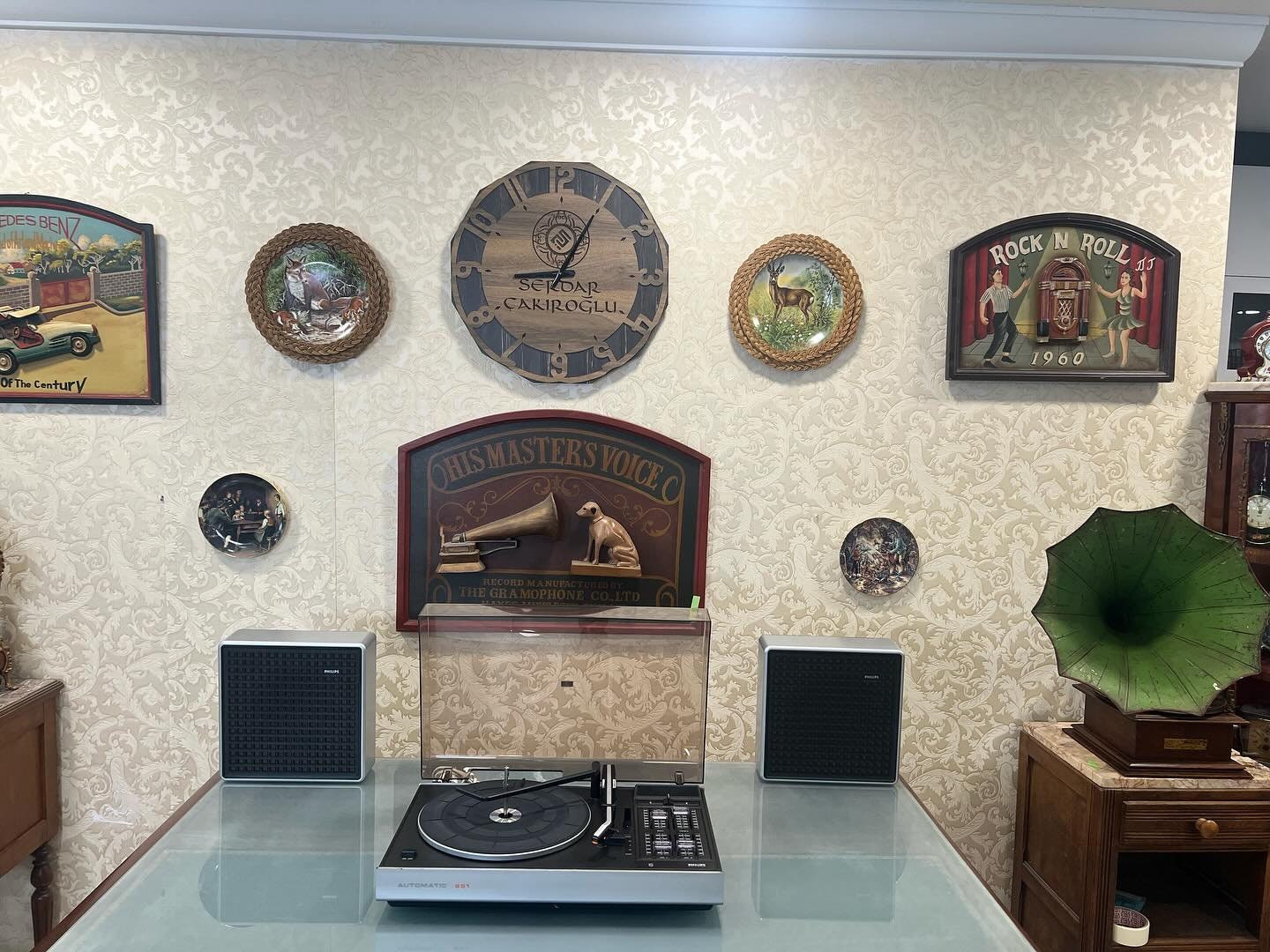 Philips 851 Stereo Turntable | Fully Automatic with 10-Disc Changer | Includes Original Speaker Set | High Condition- Turntable