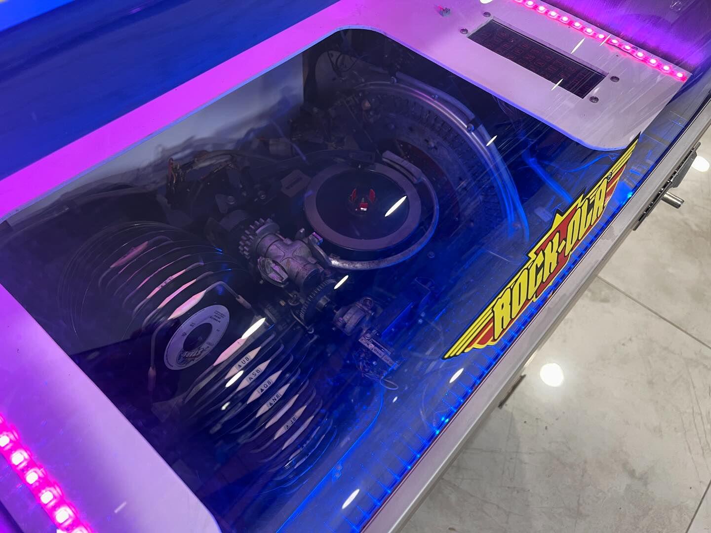 Collectible Antique American Rock-Ola Jukebox, 60 Record Capacity, Visible Mechanism, Fully Functional, Excellent Condition