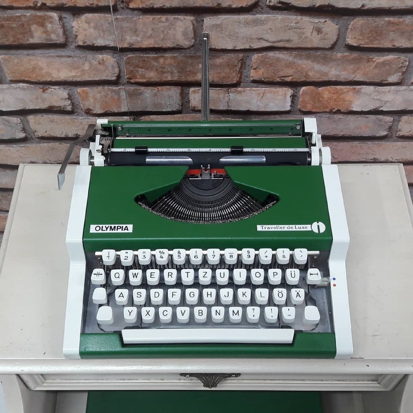 OLYMPIA TRAVELLER Deluxe Typewriter,typewriter working
