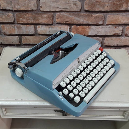 Brother Deluxe Typewriter - Vintage Elegance with Modern Appeal!