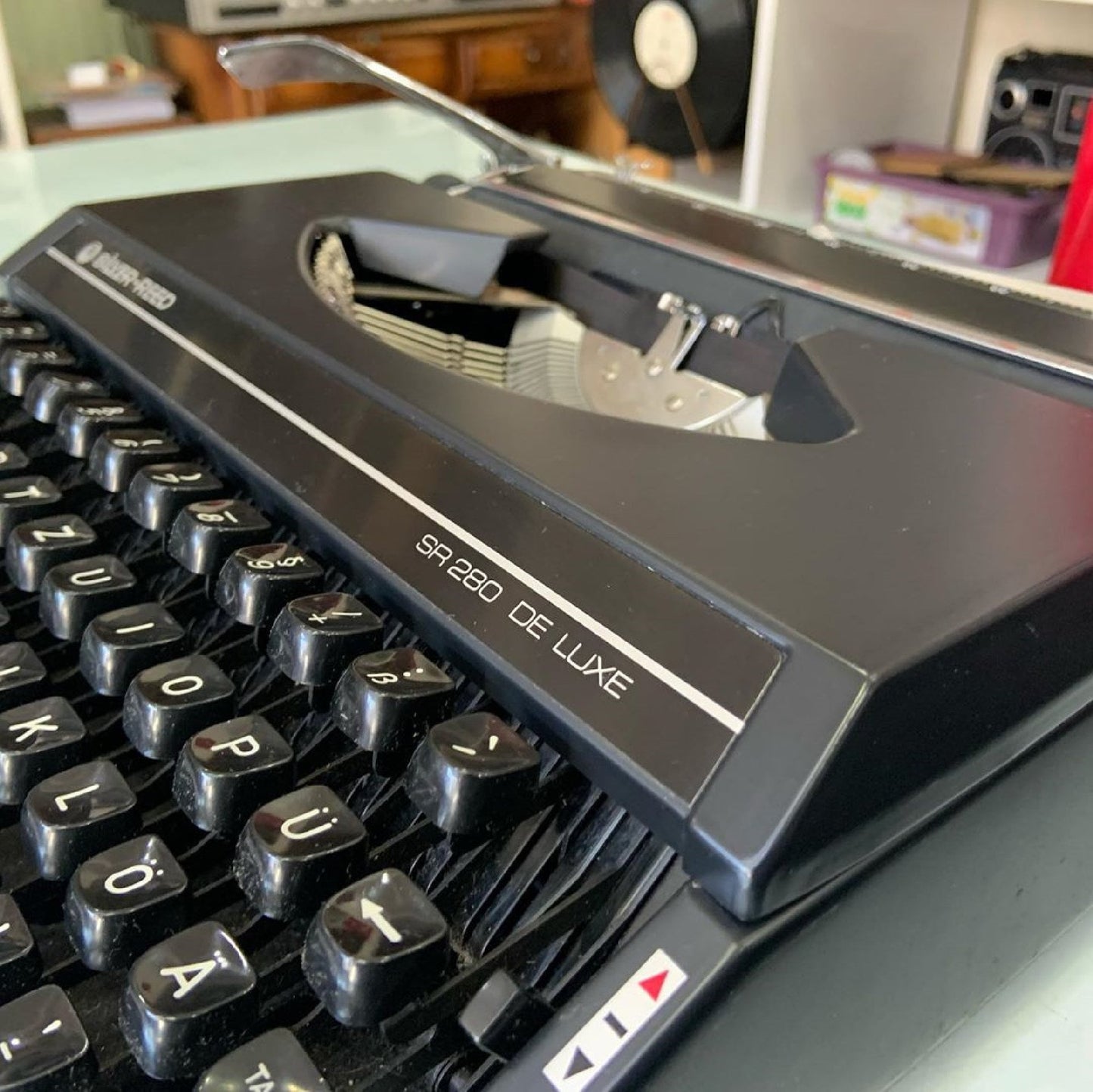 Silver Reed SR 280 Deluxe Typewriter,typewriter working