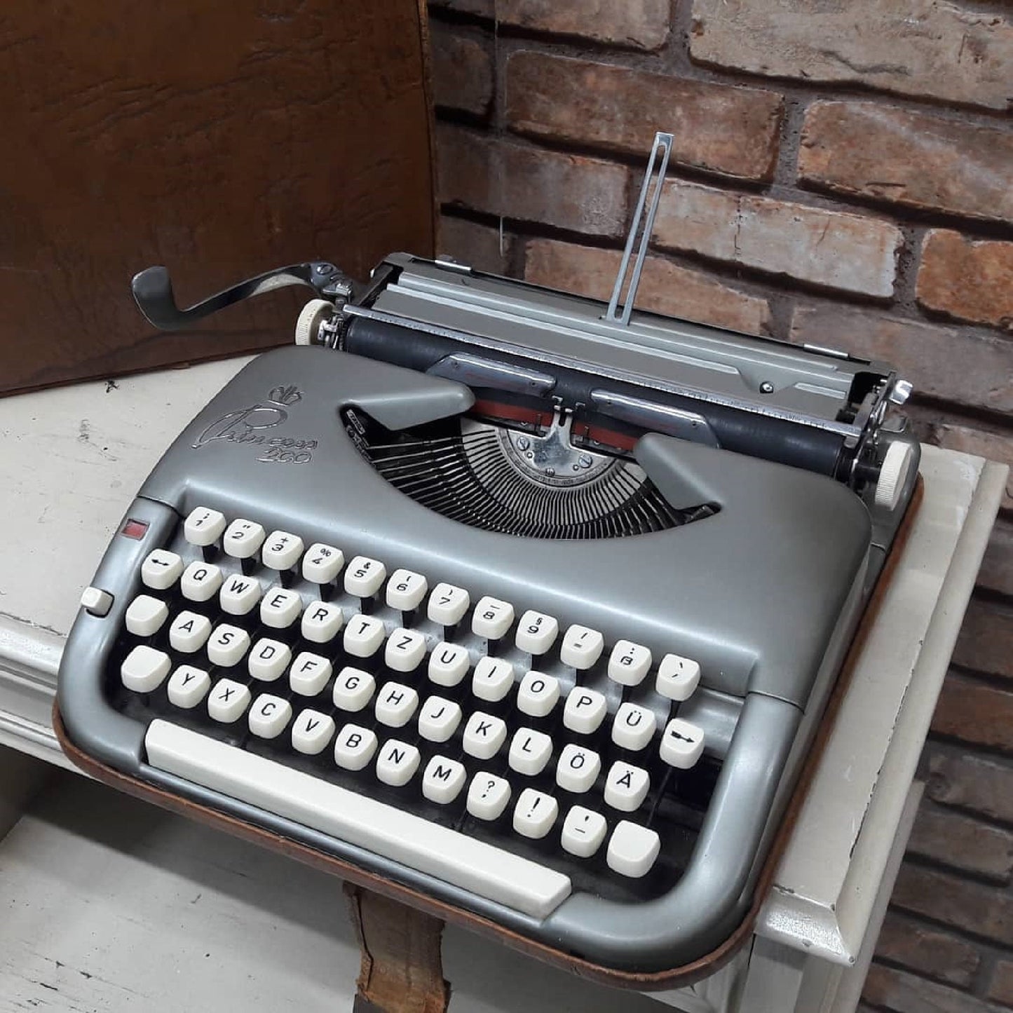 Princess 200 Typewriter, antique typewriter,old typewriter,typewriter working