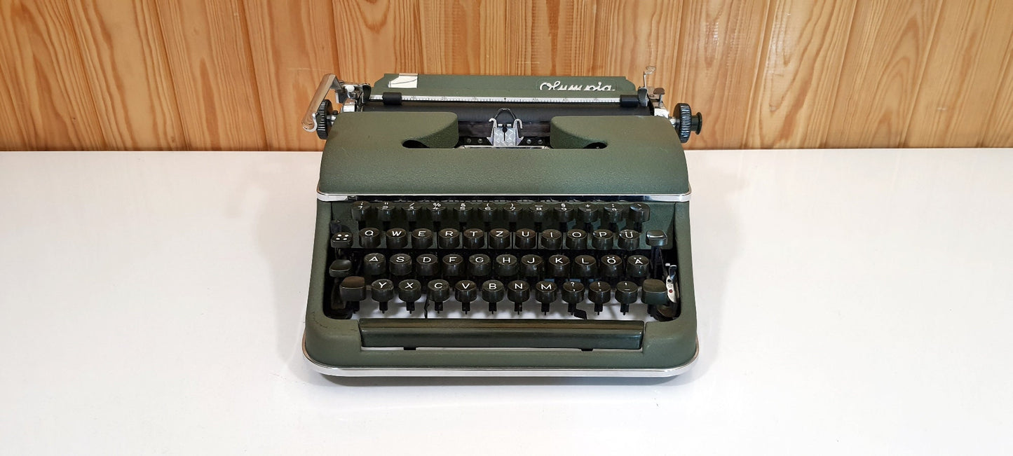 Olympia Sm2 Typewriter | Old Typewriter | Best Typewriter | Green Olympia Sm2 Special Typewriter | Vitange Typewriter |