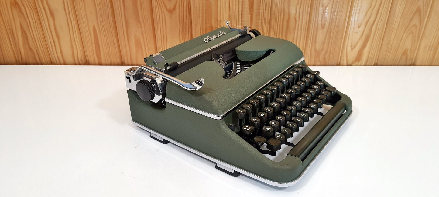 Olympia Sm2 Typewriter | Old Typewriter | Best Typewriter | Green Olympia Sm2 Special Typewriter | Vitange Typewriter |