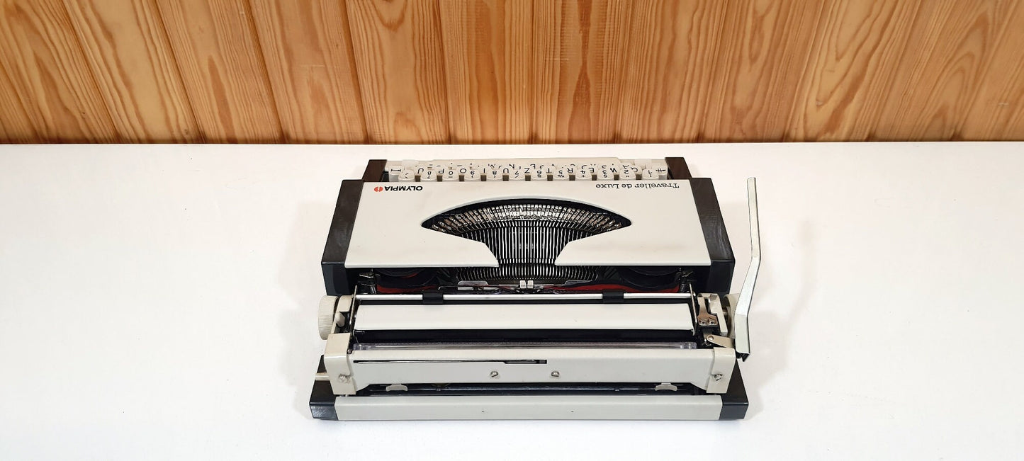 OLYMPIA TRAVELLER Deluxe Typewriter, Like Never Used. Very clean. | Typewriter like new,typewriter working