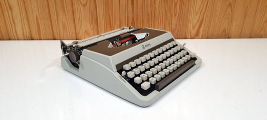 Royal Model Typewriter - At Zero Setting, Perfect Condition, Typewriter Like New, Fully Operational