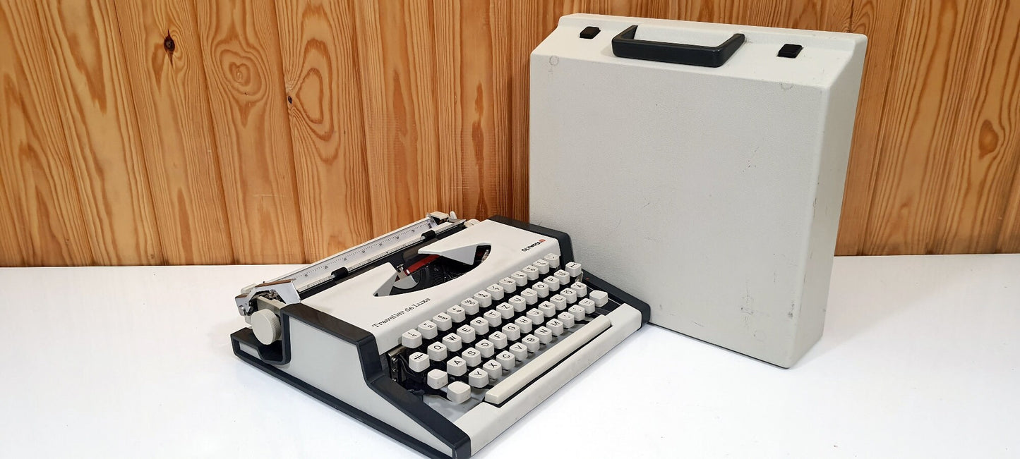 OLYMPIA TRAVELLER Deluxe Typewriter, Like Never Used. Very clean. | Typewriter like new,typewriter working