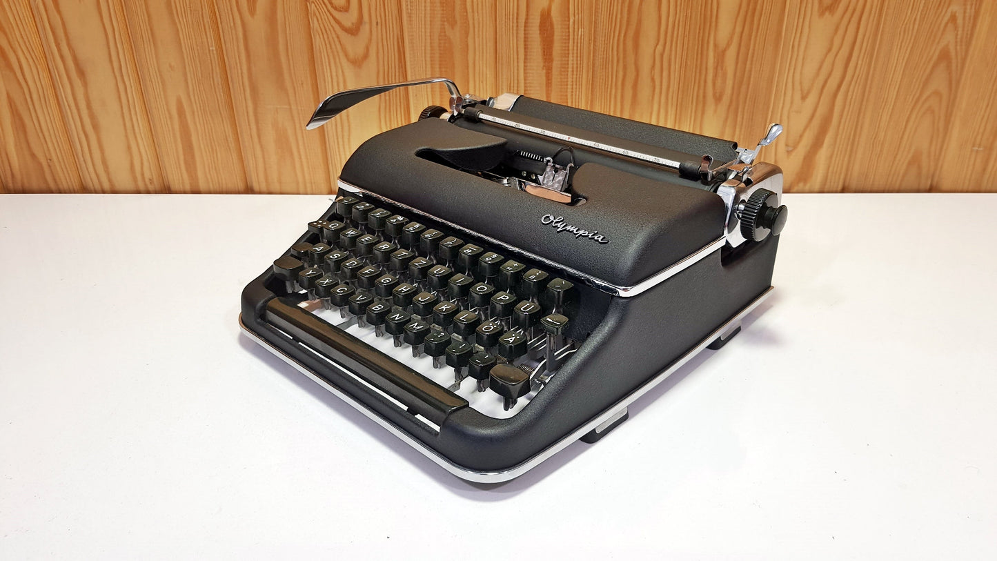 QWERTY | Olympia SM3 Black Typewriter - Premium Gift / Typewriter World / The Most Special Gift,typewriter working