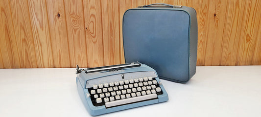 Brother De Luxe Typewriter - A Premium Gift for a Timeless Writing Experience