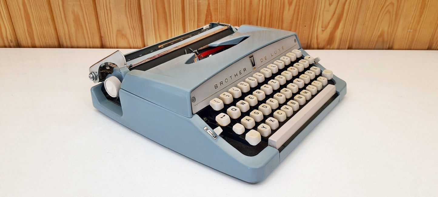 Brother De Luxe Typewriter - A Premium Gift for a Timeless Writing Experience