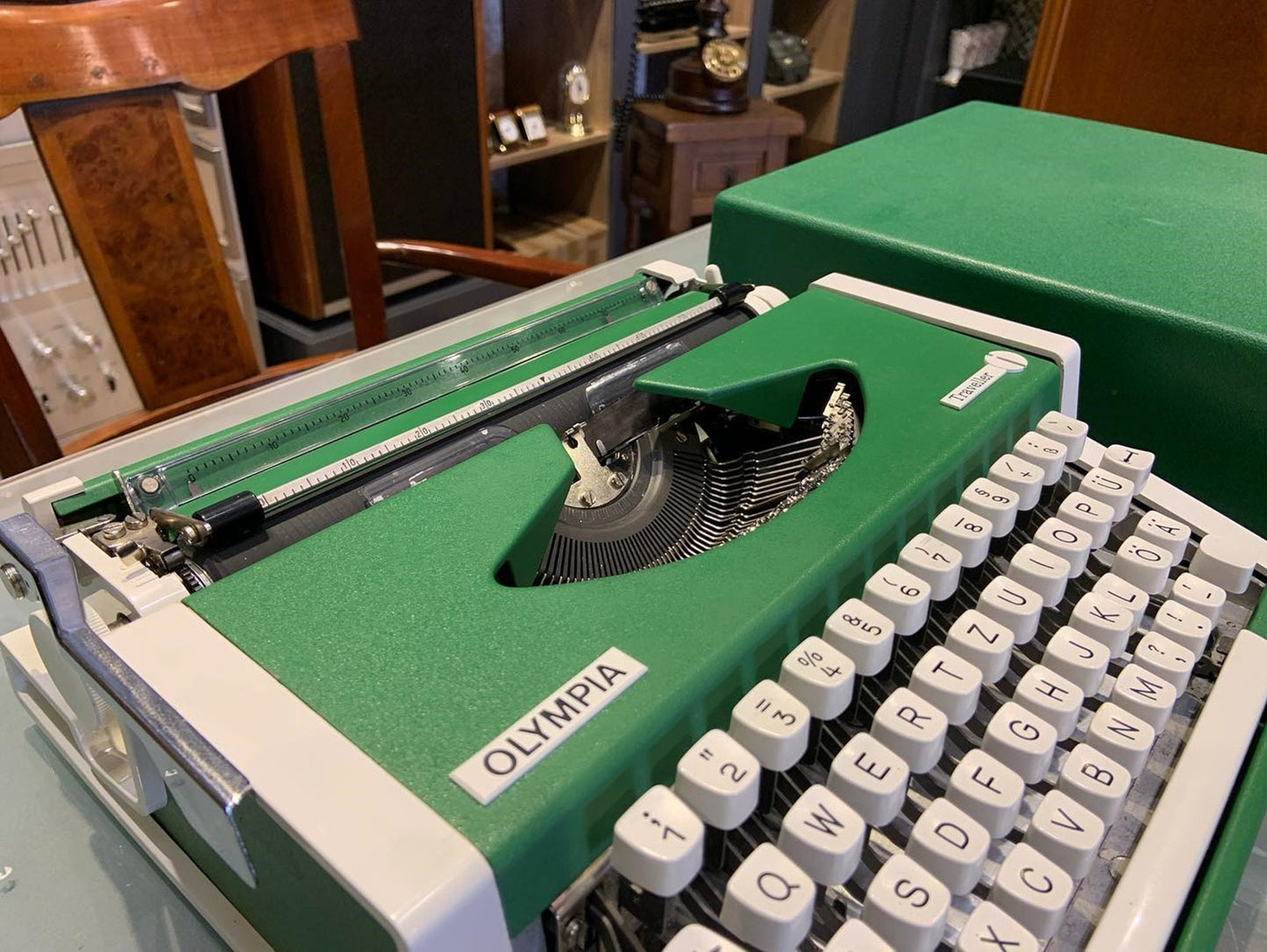Olympia Traveller de Luxe Typewriter | Typewriter like new,typewriter working