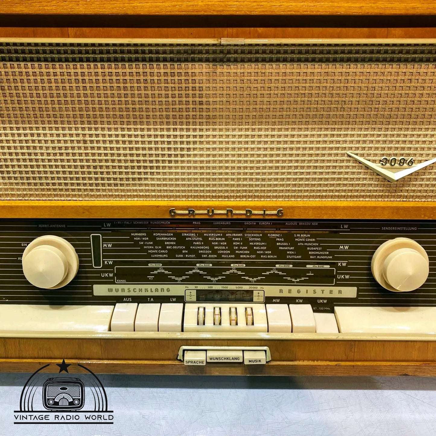 Timeless Elegance - Grundig 3086 Vintage Radio with Original Charm and Lamp Radio Magic! Explore the Classic Vibes Now