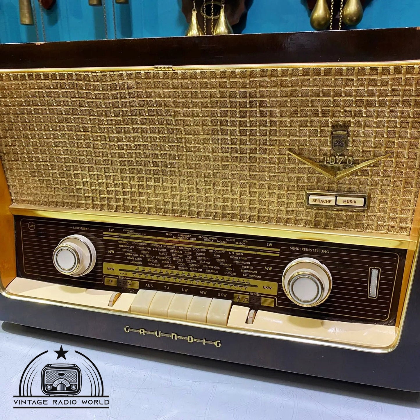 Step into Nostalgia - Grundig 1070 Vintage Radio with Originality and Lamp Radio Grace