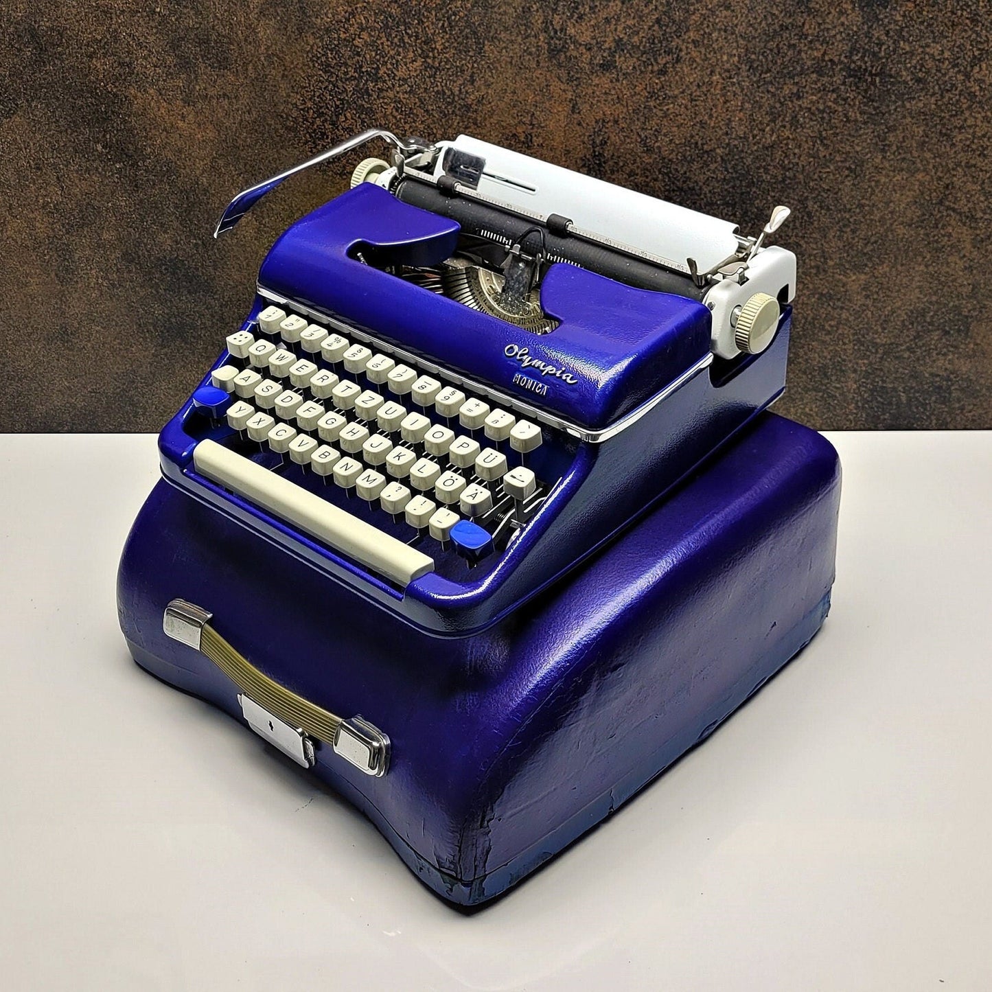 Olympia SM4 Monica Blue Typewriter + Blue Bag - Premium Gift / Typewriter World / The Most Special Gift,typewriter working