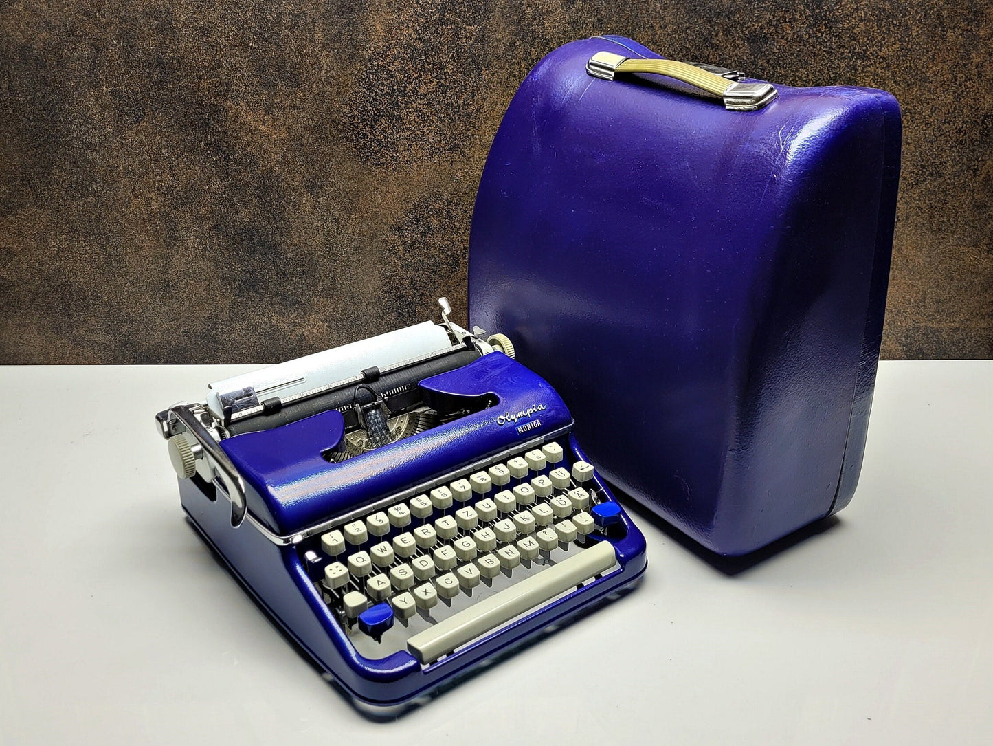 Olympia SM4 Monica Blue Typewriter + Blue Bag - Premium Gift / Typewriter World / The Most Special Gift,typewriter working