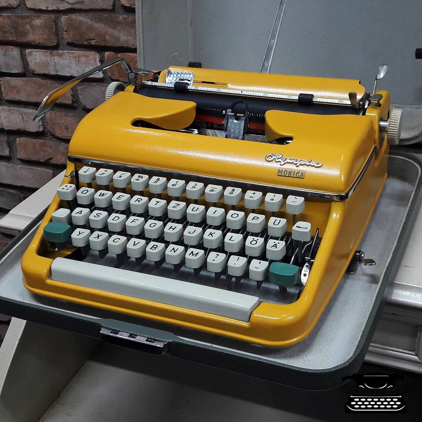 Special Olympia Monica Yellow Typewriter - Premium Gift | Typewriter like new,typewriter working