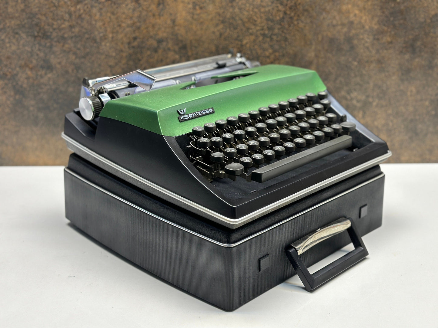 Qwerty Adler Contessa Deluxe Typewriter - Retro Design - Fully Functional - Classic Office Accessory / Black Typewriter