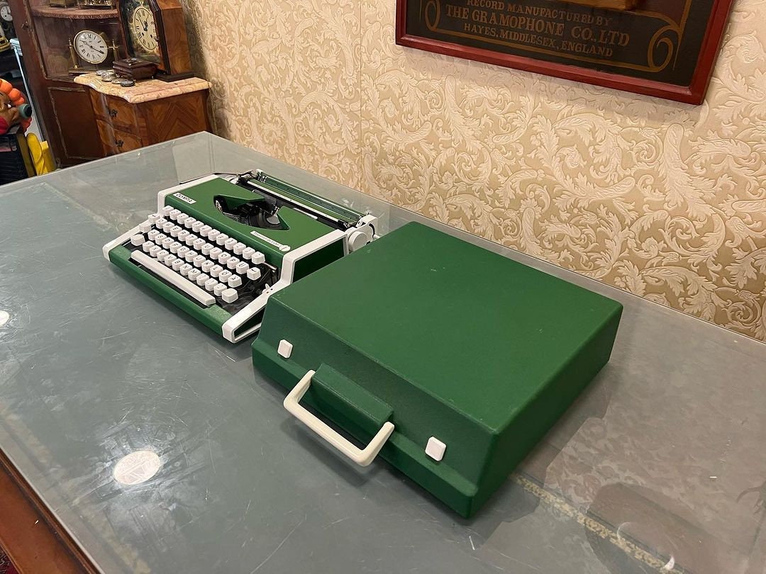 Olympia Traveller Deluxe Typewriter - Collectible White Keyboard - QWERTZ Layout - Includes Stylish Green Bag