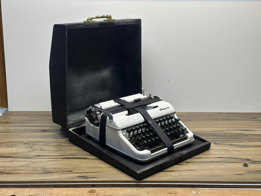 Is a Vintage Typewriter a Good Gift? A Timeless Gift Idea for Writers & Creatives