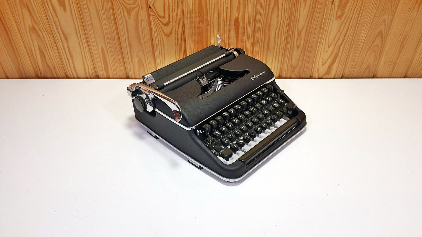 QWERTY | Olympia SM3 Black Typewriter - Premium Gift / Typewriter World / The Most Special Gift - Gift