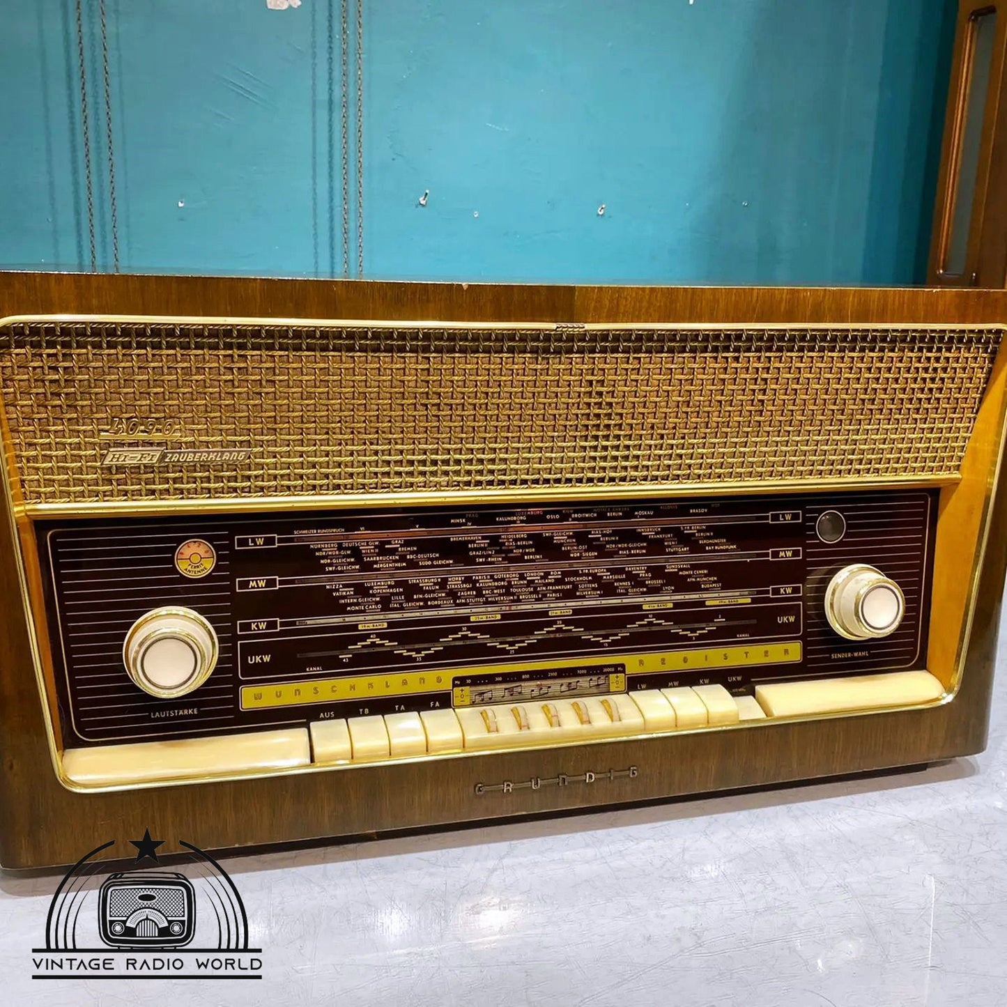 Grundig 4090 - Authentic Vintage Radio, Original Classic, Lamp Radio - Rekindle Nostalgia with Grundig 4090