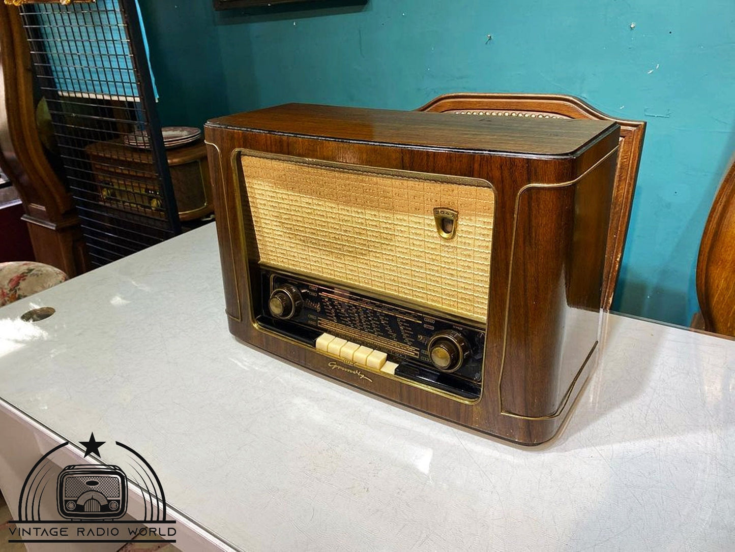 Grundig 2041 - Authentic Vintage Radio, Original Classic, Lamp Radio - Rediscover Charm with Grundig 2041 Radio
