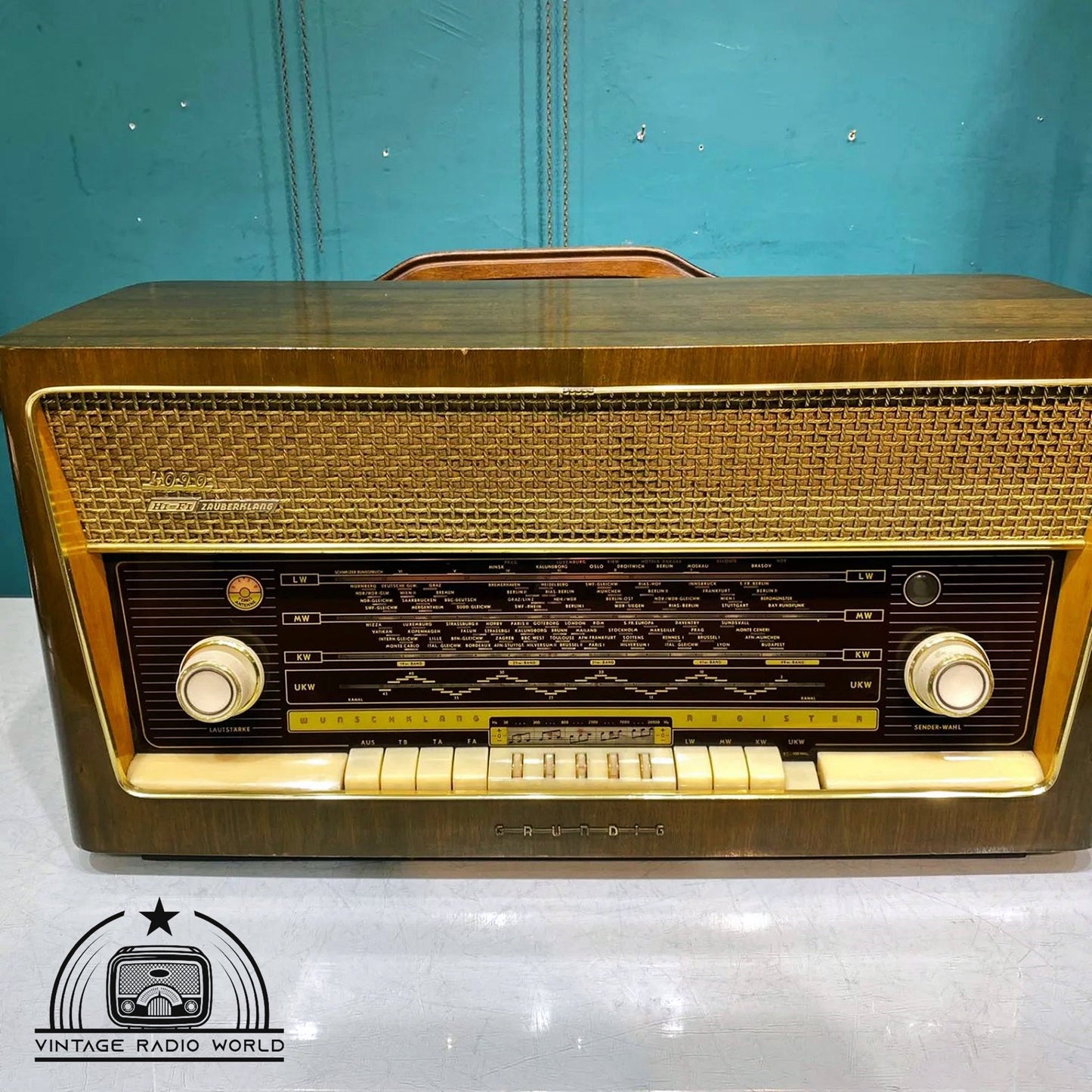 Grundig 4090 - Authentic Vintage Radio, Original Classic, Lamp Radio - Rekindle Nostalgia with Grundig 4090