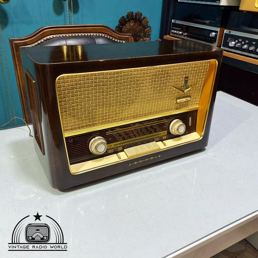 Step into Nostalgia - Grundig 1070 Vintage Radio with Originality and Lamp Radio Grace