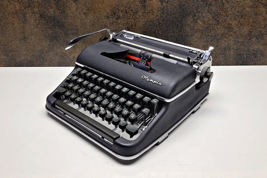 Qwerty Olympia SM3 Black Typewriter + Black Bag - Premium Gift / Typewriter World / Qwerty Typewriter, Black Typewriter - Gift