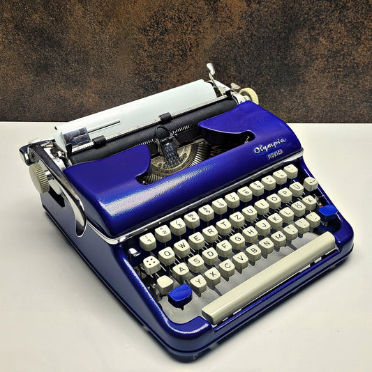 Olympia SM4 Monica Blue Typewriter + Case - QWERTY Manual Vintage Typewriter | Premium Gift for Writers, Collectors, Special Retro Decor