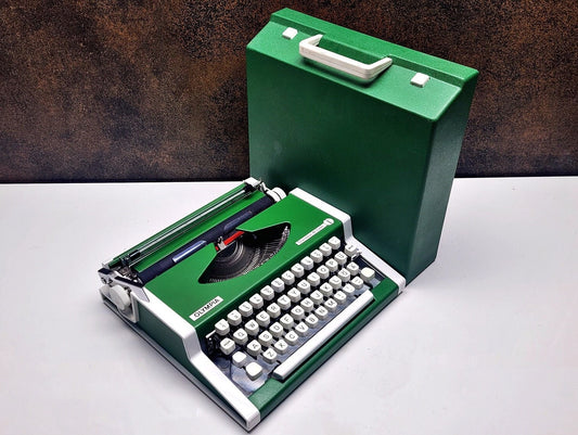 Vintage Olympia Traveller Deluxe Typewriter - QWERTY Manual Portable Typewriter | Retro Cream Classic Writing Machine for Writers