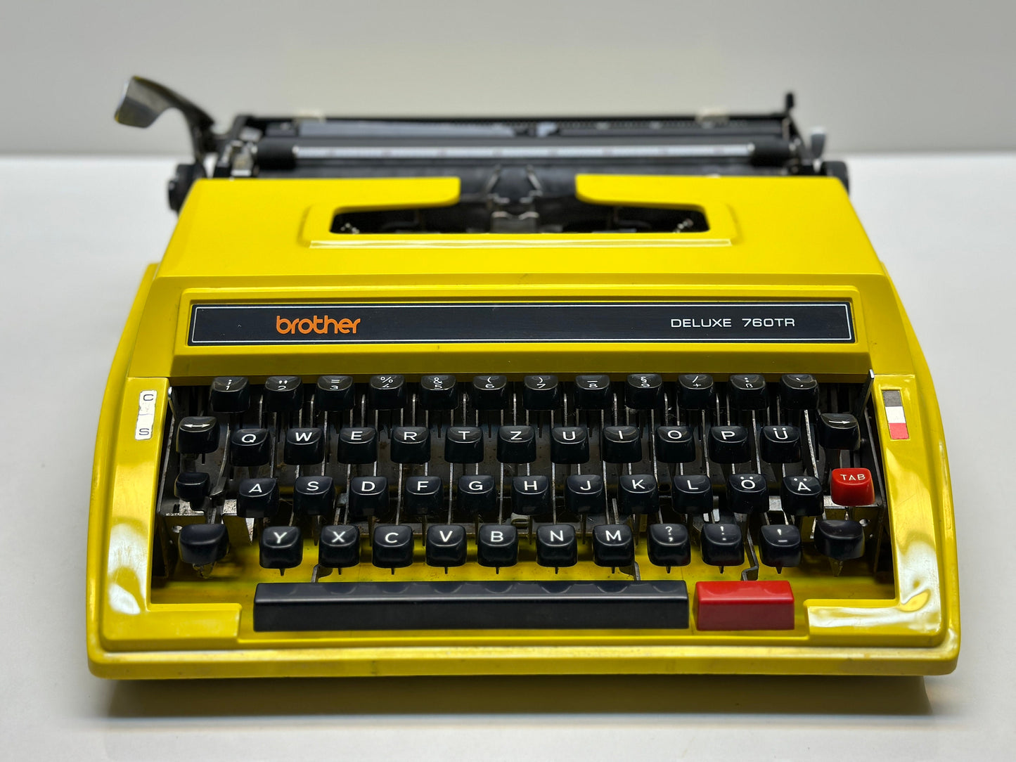Brother Deluxe 760TR Typewriter - QWERTZ Keyboard, Yellow Aesthetics, and Versatility with Matching Bag - Antique Typewiter - Brother Type