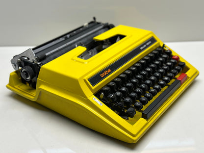 Brother Deluxe 760TR Typewriter - QWERTZ Keyboard, Yellow Aesthetics, and Versatility with Matching Bag - Antique Typewiter - Brother Type