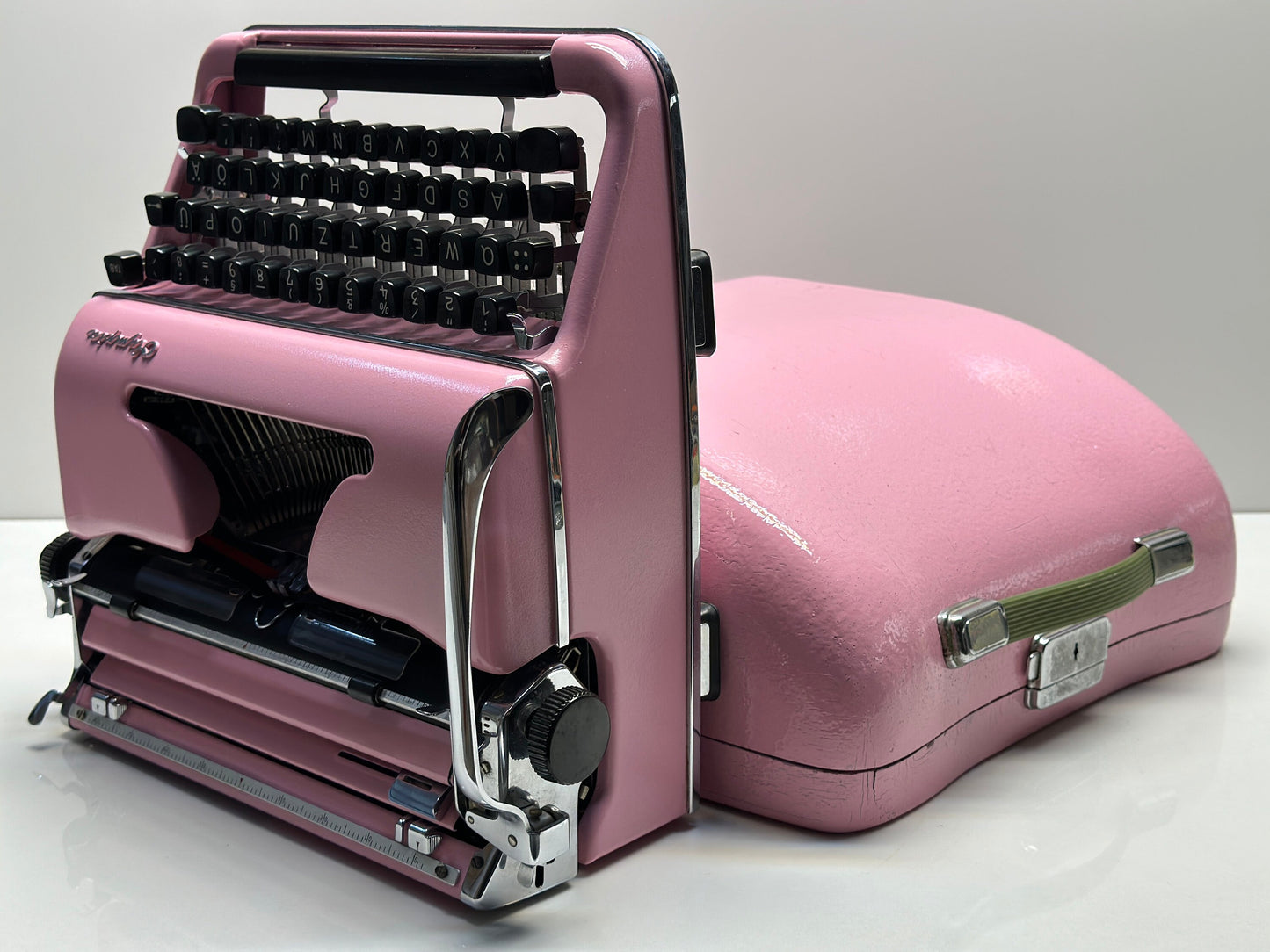 Olympia SM3/SM4 Typewriter - Vintage 1955 Model in Elegant Pink with QWERTZ Layout - Antique Typewriter - Manuel Typewriter - Type Wirter