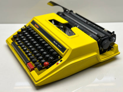 Brother Deluxe 760TR Typewriter - QWERTZ Keyboard, Yellow Aesthetics, and Versatility with Matching Bag - Antique Typewiter - Brother Type
