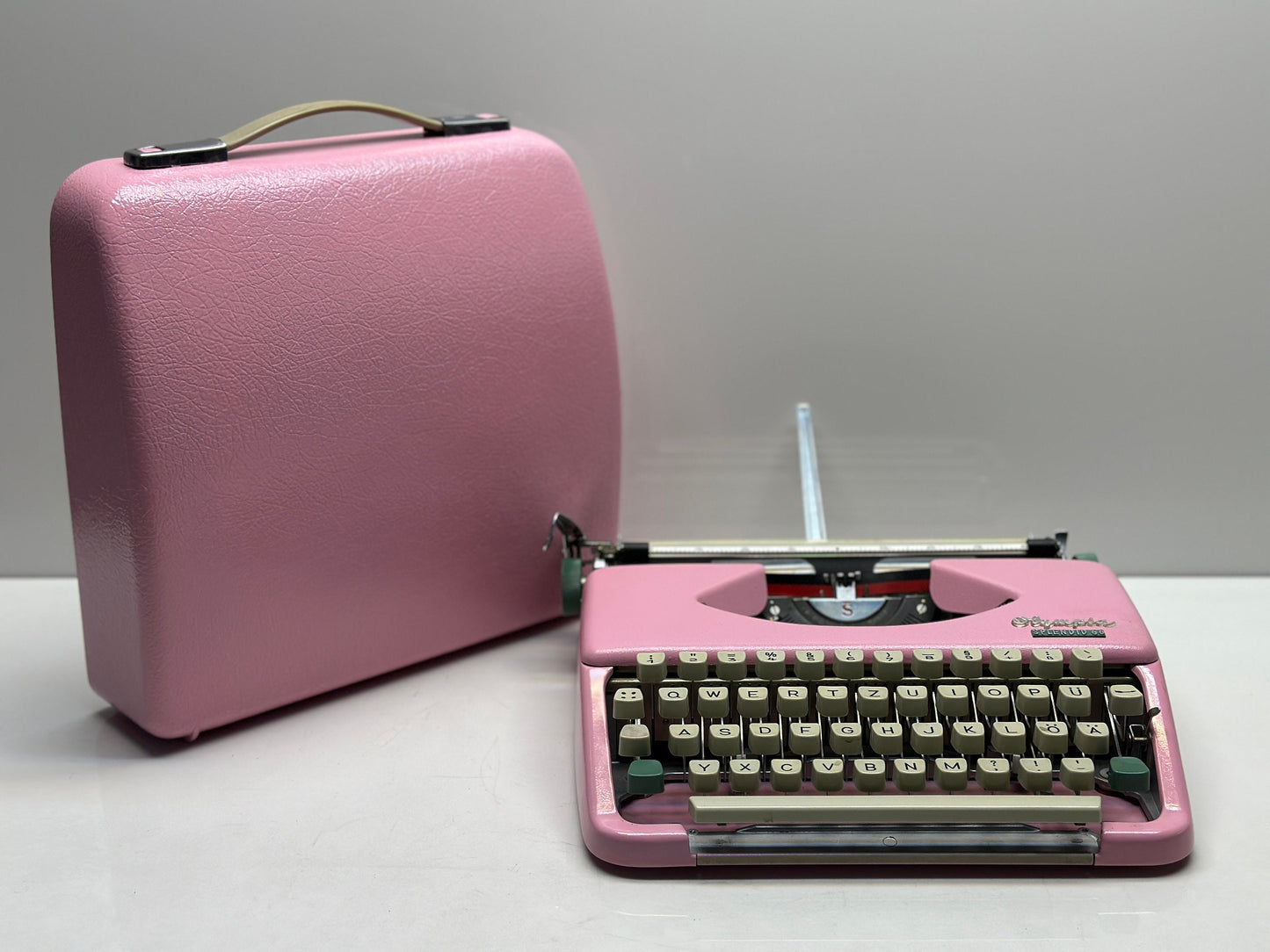 Olympia Splendid 33/66 Typewriter - Pink Body, White Keys, Dual-Color/Single-Color Capability, Refurbished with Pink Bag