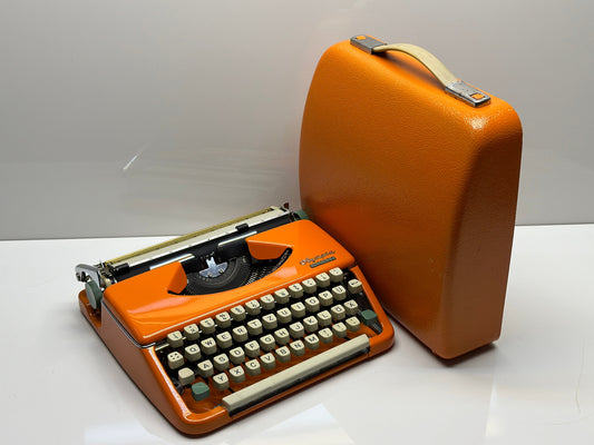 Olympia Splendid 33/66 Typewriter - QWERTZ Keyboard, White Keys, Orange Elegance, and Matching Bag - A Premium Gift for Writers and Typewrit