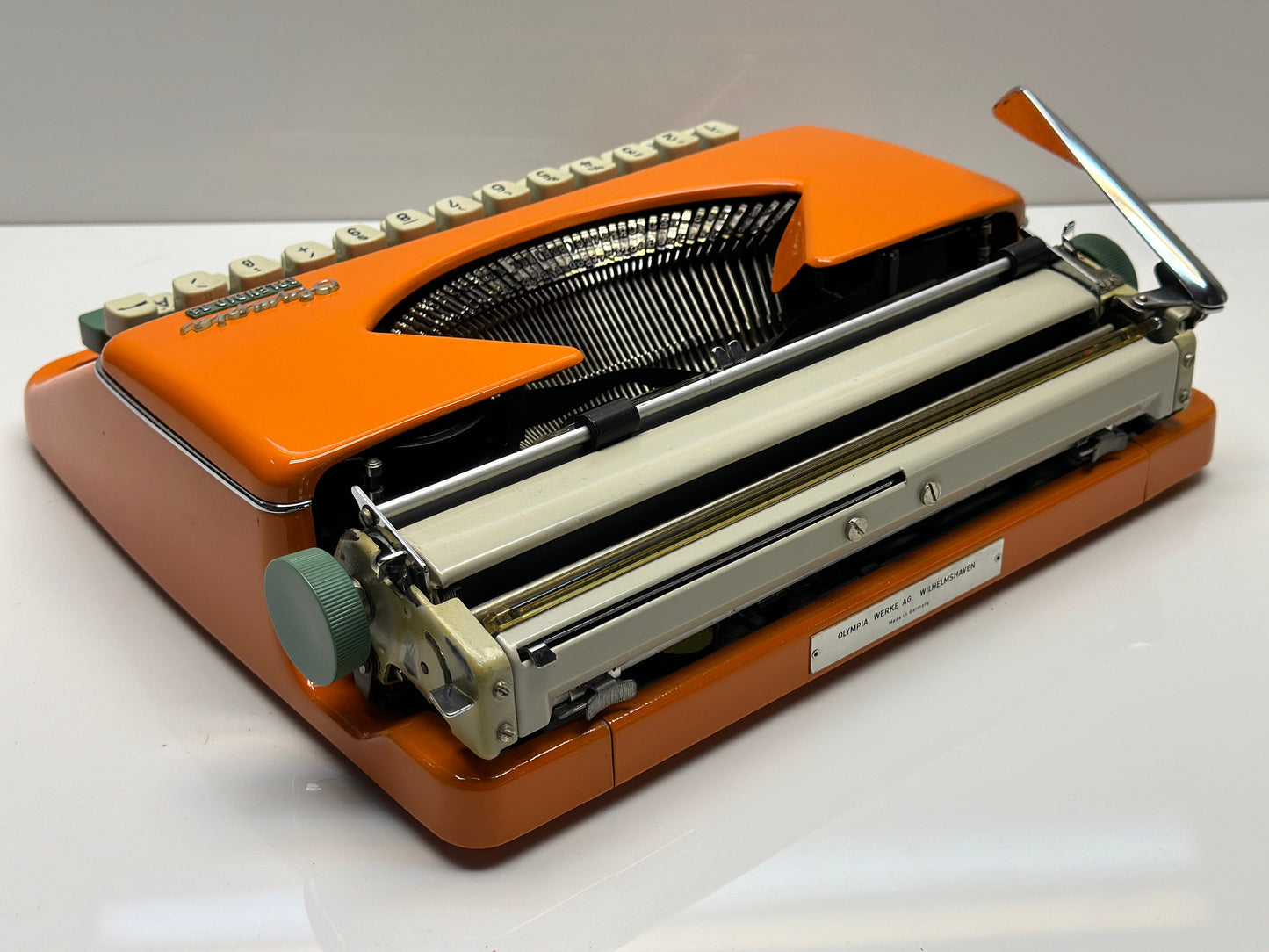 Olympia Splendid 33/66 Typewriter - Retro Charm in Orange Green with QWERTZ Keyboard and Leather Bag