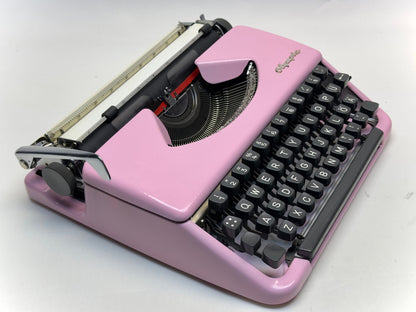 Olympia Splendid and Leather Bag 33/66 Typewriter - Pink Elegance with QWERTY Keyboard - A Premium Gift for Writers and Typewriter