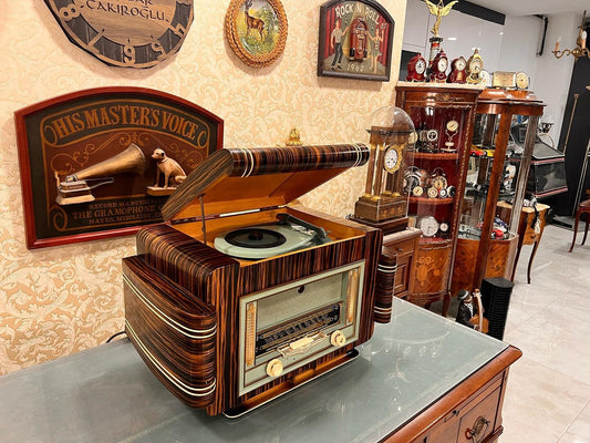 Explore the Charms of the French Tube Radio with Turntable – A Vintage Marvel in Impeccable Condition.