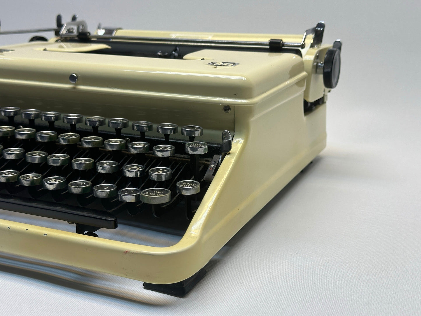 Torpedo 18 Typewriter - Beige Color, Orange Bag, Glass Keyboard: Flawless Operation