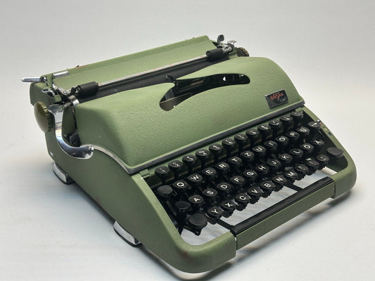 Green Groma Typewriter - Superb Condition, QWERTZ Keyboard, Vintage Elegance